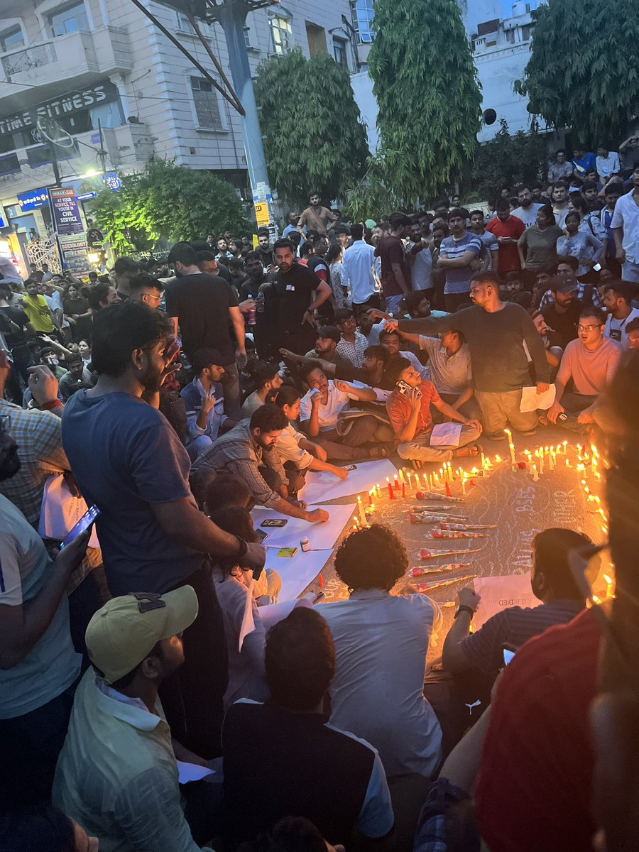 Kitabganj1's tweet photo. जिन मौतों पर सरकारों को
गिर जाना था
उस पर कमिश्नर के आँसू भी नहीं गिरते,
ऑफिस में सर नहीं गिर रहे,
थानों में कुर्सियां नहीं हिलीं
कोचिंग के दरवाजे नहीं हिले।
थिसस का जहाज है मुल्क
ऐसे पटरी बदलती रहेगी
हर मौत के साथ
और एक रोज़
जवान मौत एक आम बात होगी।
1/2 https://t.co/9ukmGiTwQu