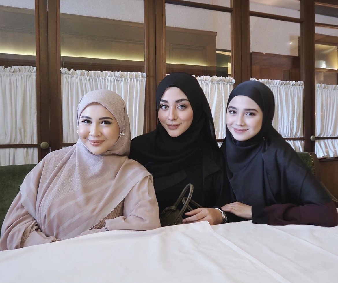 aingriwehuy's tweet photo. kak kesha barusan up foto ini di instagram😭😭😭

dari semua sisi kayaknyaa semua pada restuim El Rumi sama Syifa Hadju😭❤️

fix ini udah EL CIPA, sini yang mau ikut kapal berlayar☝️☝️😭😭😭 https://t.co/iC9Q3GTda6