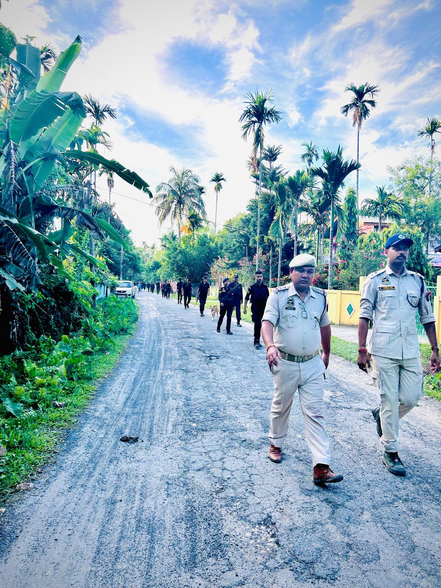 nagaonpolice's tweet photo. Intensive Foot Patrolling carried out in nooks and corners of Dhing PS Area along with Commando Battalion Personnel led by DSP(P) Sandipon Garg and SI Dhanyamoni Gohain. @CMOfficeAssam @gpsinghips @HardiSpeaks @assampolice @d_mukherjee_IPS https://t.co/9f36OiIjFs