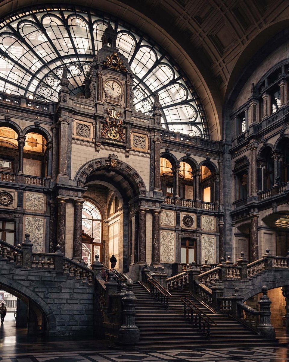 Thread of the most beautiful train stations on Earth 🧵 

1. Antwerp, Belgium