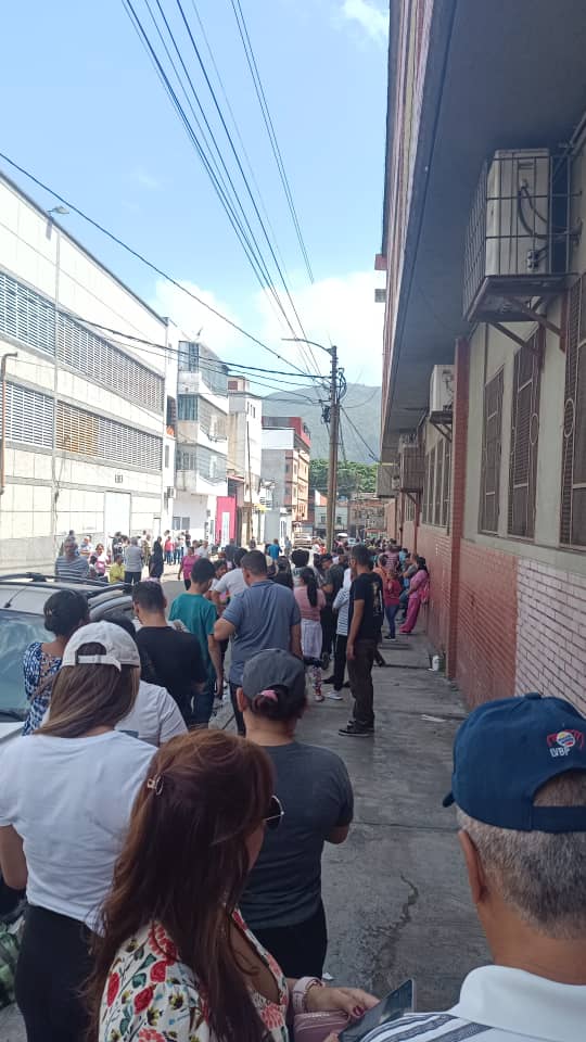 <a href="/dhayanamatos/">Dhayana Carolina Fernández Matos</a> <a href="/RedPolitologas/">Red De Politólogas - #NoSinMujeres</a> <a href="/Latinoamerica21/">Latinoamérica21</a> 📌#EleccionesVenezuela24🇻🇪

En Venezuela, 6 de cada 10 personas votarán y esperarán los resultados pacíficamente: <a href="/PollsMX_/">PollsMX</a> .

Así se ven las filas de espera para ejercer el voto. Esto en Las Flores de Catia, un sector popular de #Caracas.

📸<a href="/mlopezmaya/">Margarita López Maya</a>

#ObservatorioReformas