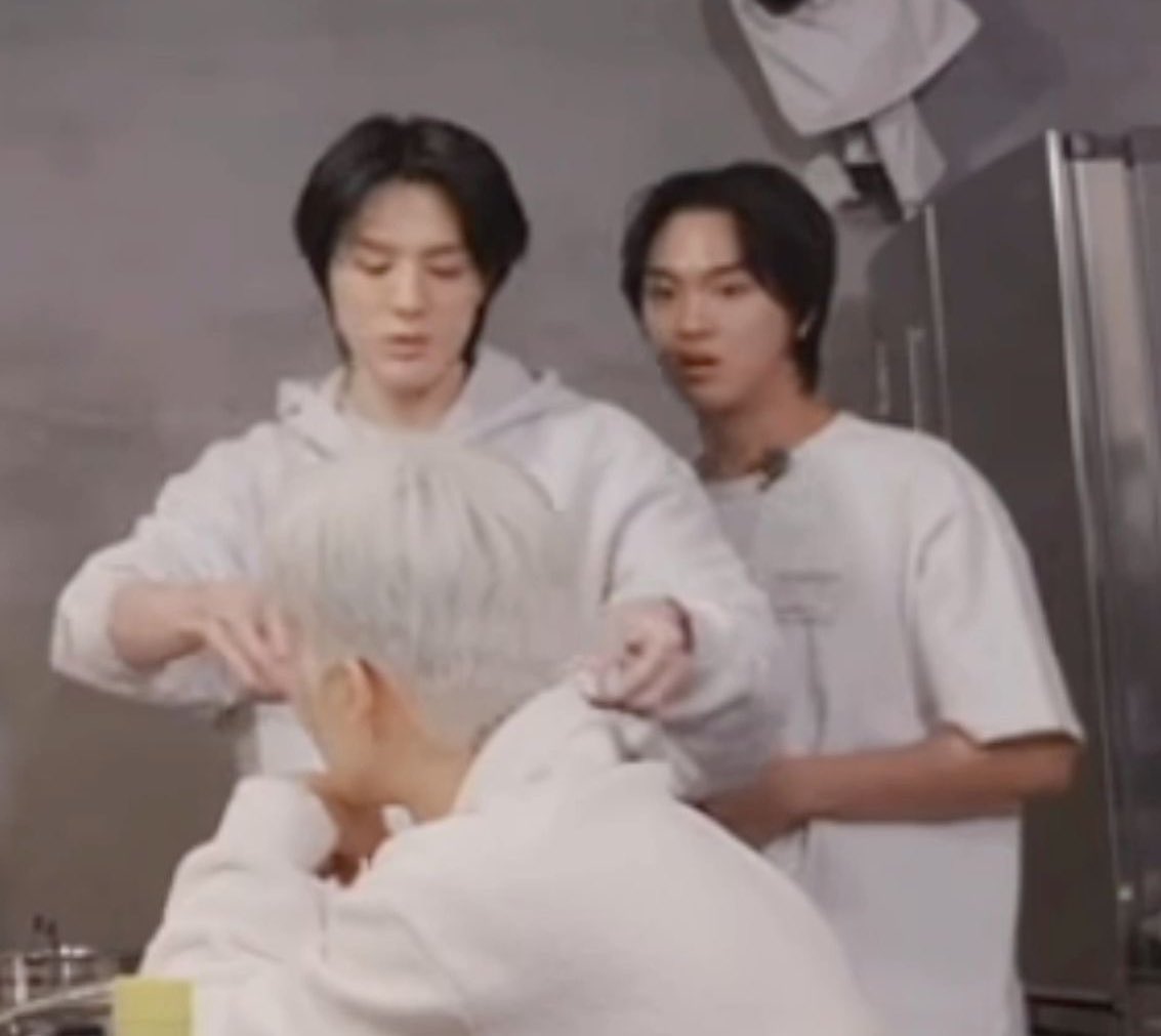 “มันร้อน เดี๋ยวกูทำเอง”
“ไม่ต้อง กูทำเอง”
“บี๋ เดี๋ยวมันลวกมือเธอ”
“เมื่อกี้น้องเรียกแฟนพี่ว่าไรนะ”
“หะ”