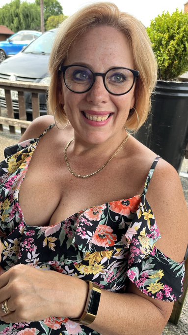 Watch Curvy Claire's leaked NSFW photo on TwXstars