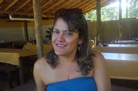Esta é Heley de Abreu Silva Batista, uma heroína anonima, foi uma professora brasileira.

Ganhou notoriedade ao dar sua própria vida em um ato de coragem para salvar crianças na Tragédia de Janaúba.

Já temos série em alguma plataforma de streaming sobre esta heroína?