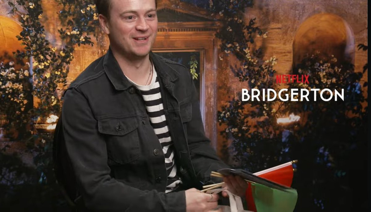 smoakcwarrow's tweet photo. "I have a little present for you (Nic)" Interviewer 🤗
Luke : 😮😖🙄😒😑

Baby boy was stressed the whole interview either by the guy being all sweet and making Nicola laugh or because her answers about exes JAJAJAJA 🤣😭🤭 #Bridgerton #Polin https://t.co/3fM4VEYDVh