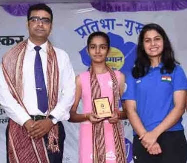 mukeshanshul's tweet photo. पहली भारतीय शूटर महिला ✌🏻
Proud of you @realmanubhaker 
भारत के लिए पेरिस ओलंपिक्स में पहला मेडल जीतने पर हार्दिक बधाई!

हरियाणा की इस होनहार बेटी पर आज पूरे देश को गर्व है
#ManuBhaker #Olympics #olympics2024   #shooting 
#Cheer4भारत @RamkishanBhake1 https://t.co/SFwSiTCxi6