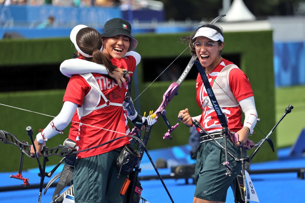 ¡BRONCE PARA MÉXICO🥉🇲🇽❤️!
Ale Valencia 🇲🇽, Ángela Ruíz 🇲🇽 y Ana Vázquez 🇲🇽 son medallistas olímpicas por equipos femeninos de Tiro con Arco 🏹🎯 en #Paris2024 
Gracias chicas ❤️❤️❤️