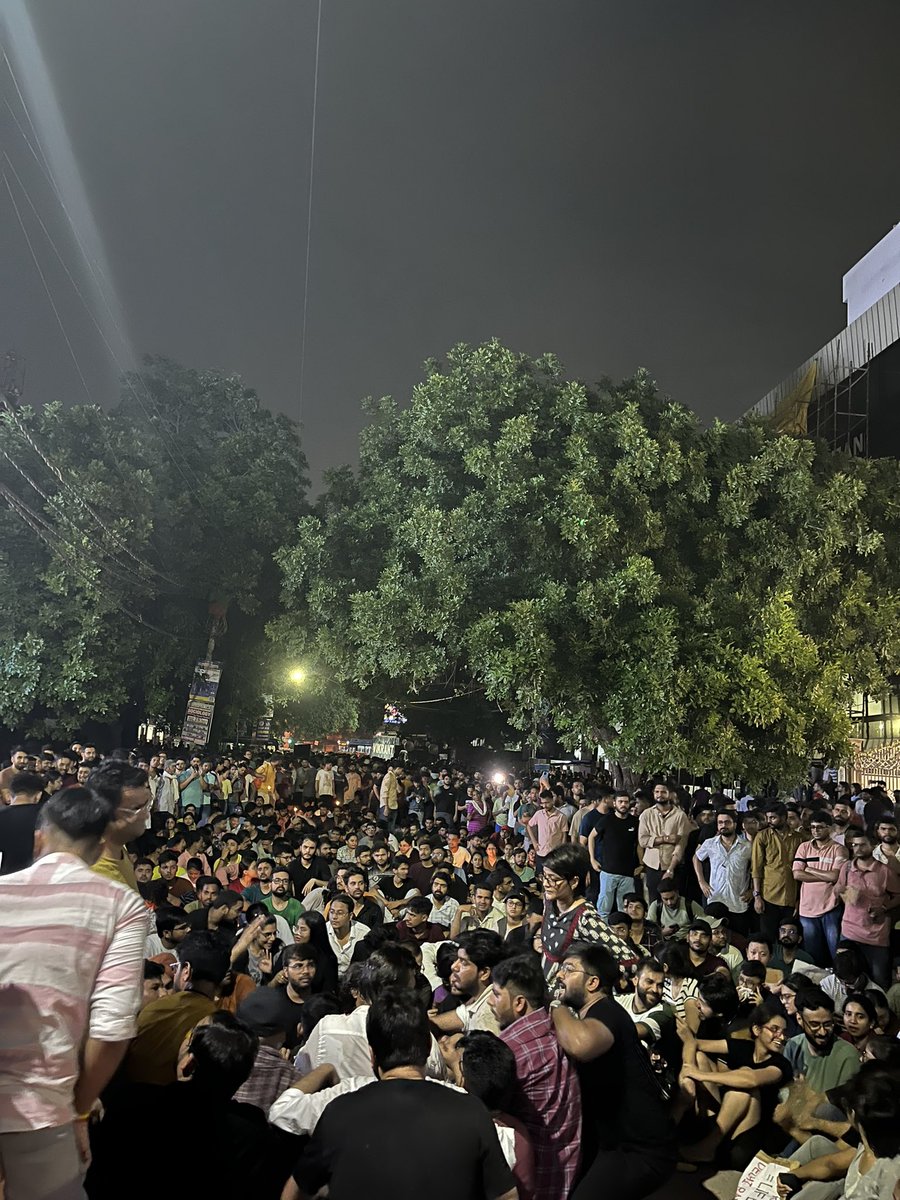 Around 2000 UPSC aspirants are continuing their protest at RAU’s IAS Circle. With candles, posters of the deceased, and flowers, they chant: “Siksha ka adhikar mangte, nahi kisi se bheekh mangte.”

Read more <a href="/ThePrintIndia/">ThePrintIndia</a>