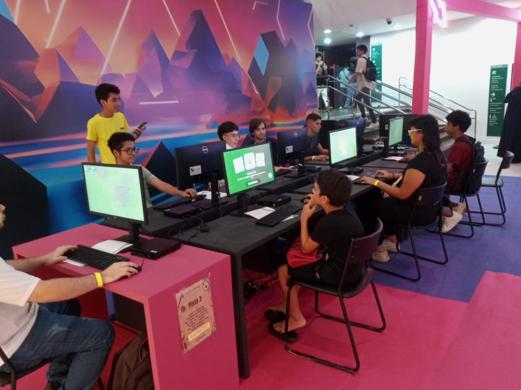 kayle_dev's tweet photo. Hoje meu jogo está sendo exposto na #digicomxp e no #imagineland 

Na digocom tem 8 computadores com diversos jogos Indie... 

Inclusive alguns famosos que vocês devem conhecer 

7 dos 8 computadores a galera escolheu Machick pra jogar... 
Cara isso é tão foda em tantos sentidos. https://t.co/YkCsZMEjy0