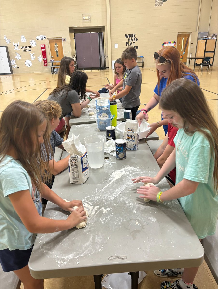 DumplinBGC's tweet image. Our Strawberry Plains Club members had a blast this summer diving into some wacky science experiments! 🧪🎨

The youth explored the excitement of science by making oobleck, puffy paint, and homemade playdough. #BGCDV #SummerScienceFun #CreativeLearning