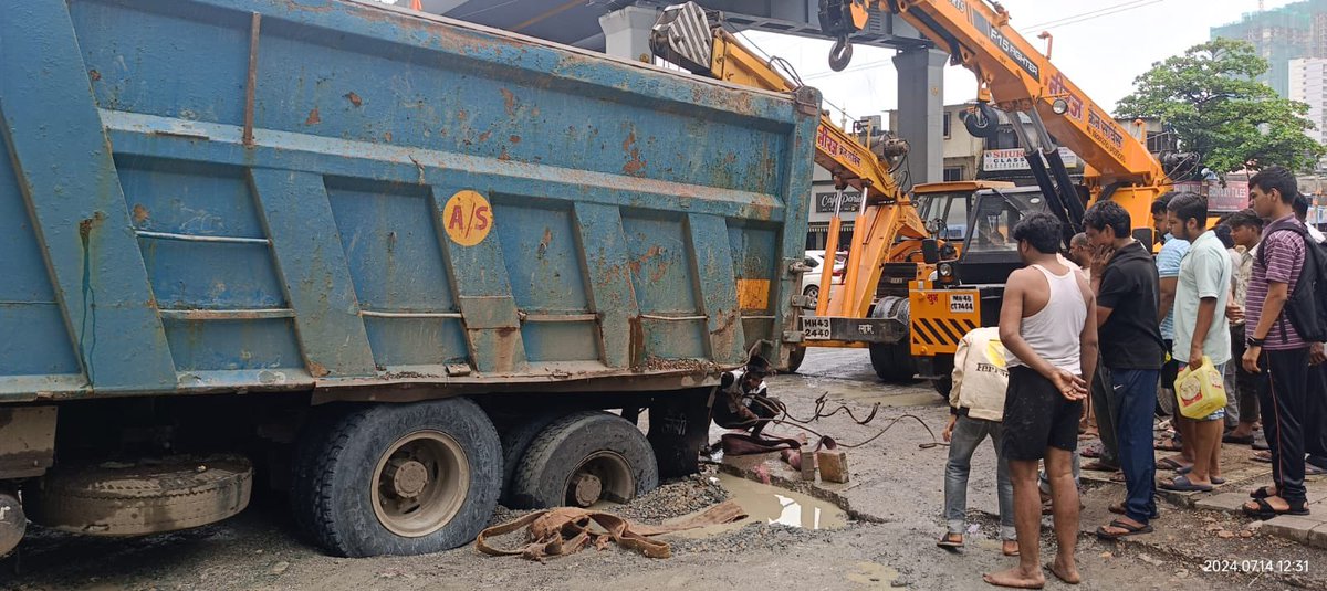 RahulSahani46's tweet photo. Since last one month residents are facing issue due to such pathetic condition of road it is getting worse day by day @mybmc @mieknathshinde @Yogeshsagar09 @Dev_Fadnavis @AjitPawarSpeaks @mybmcRoads @RoadsOfMumbai @BJP4India @MTPHereToHelp @MumbaiPolice
At Laljipada Kandivali(w) https://t.co/XACK0WutRW
