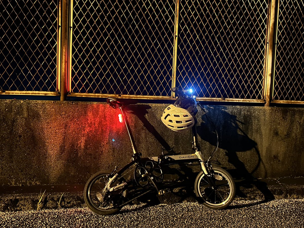 mixer3939's tweet image. ヘルメット新調したので、
F1見終わりからの、夜🚴💨

やっとデカ頭にフィットするヘルメットに出会えた😆
最高や♪

夜やから涼しいかと思って、完全に油断してた。
十分、あつい！汗だくや💦

#lazer #codaxkcaf