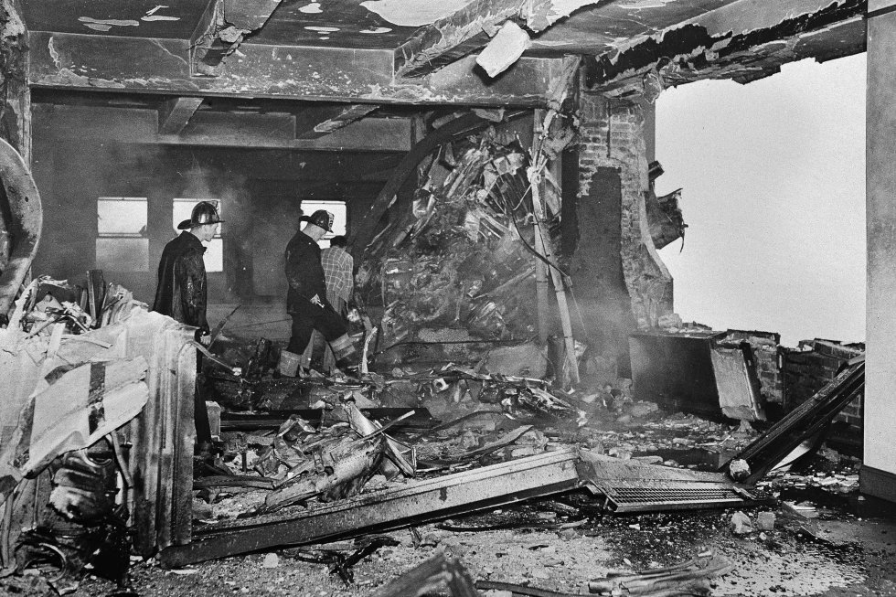 A plane crashes into the Empire State Building killing 14 people, 28.07.1945.
