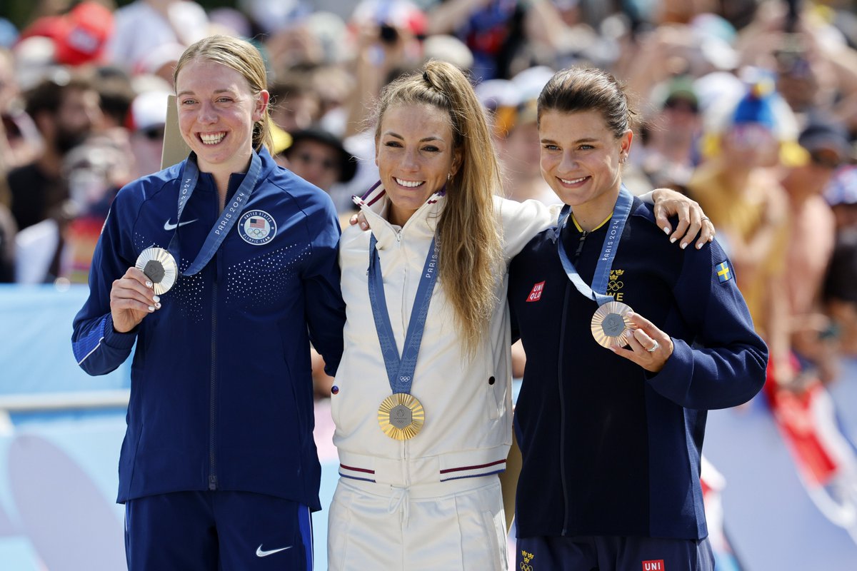 Lekke band en vierde plaats voor Puck Pieterse bij het mountainbiken op de Olympische Spelen, Amerikaanse nummer twee Haley Batten krijgt nog een boete: ‘Ze had hier wel duidelijk voordeel van, maar zo had Puck geen medaille willen winnen’ ad.nl/article/~abdca…