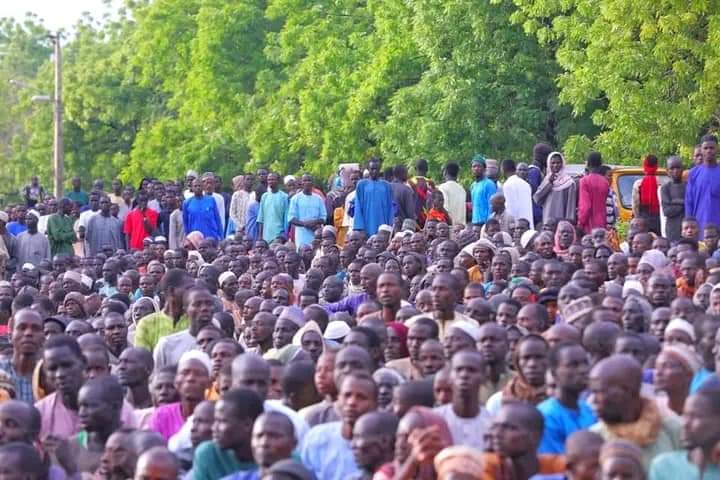 kyari_engr's tweet photo. In Monguno: Zulum distributes food, agric input to 35,000 families

... Shares N450m, wrappers to 45,000 widows, vulnerable women

@GovBorno, @ProfZulum, on Sunday, supervised the distribution of food items and agricultural inputs to over 35,000 male heads of household https://t.co/73qof7Z8kH