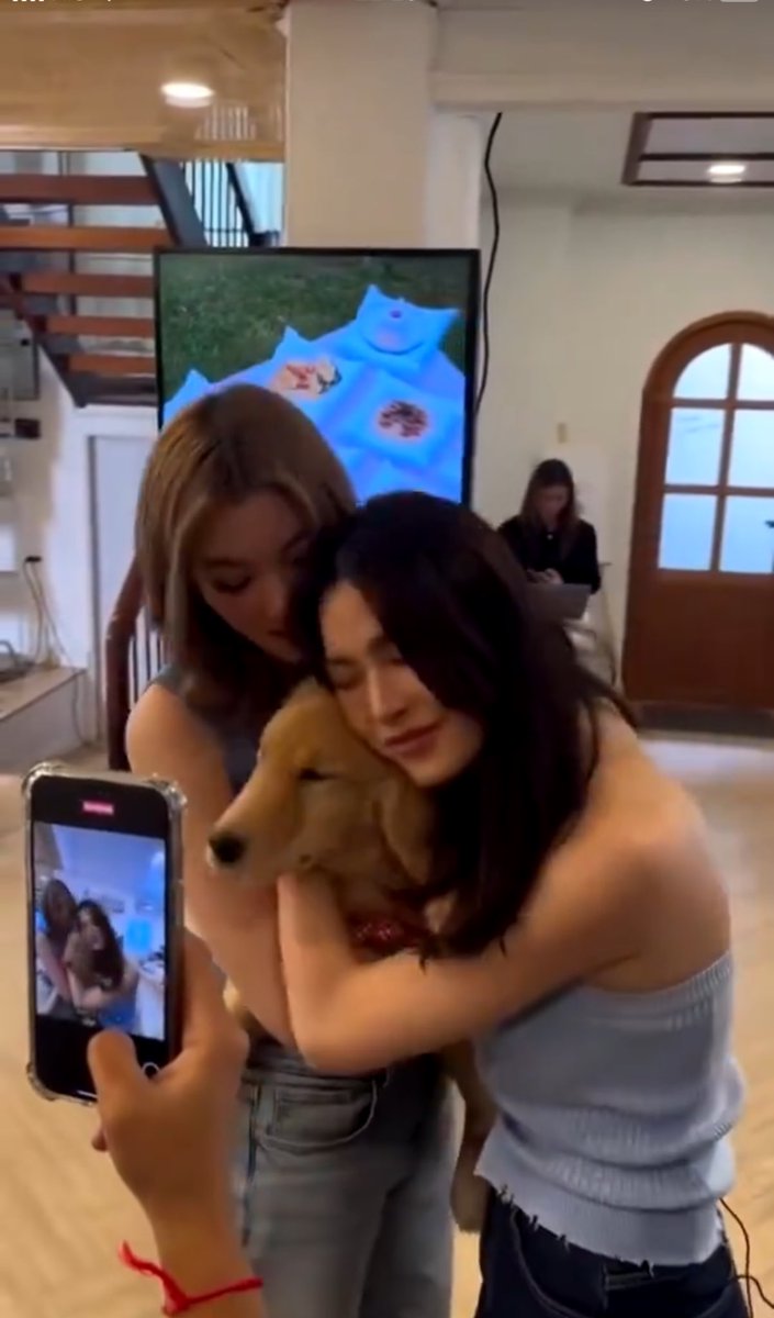 ฉากนั้นทะลุออกมาจากโทรทัศน์เลย เอิร์นนอนอยู่บ้านกับหมอกับพี่หมาดีกว่า