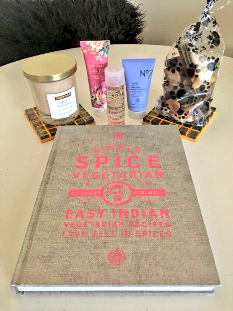 Nightowl400's tweet image. Lot 11Z

Kindly donated by @thetaffies

Starting bid of £10.00 please 🙏 

Veggie spice cookbook, beauty products and doggy pick and mix!

Please Tweet all bids to @Buddybear115 include the Lot Number and #TeamZay 
Please bid generously 🙏