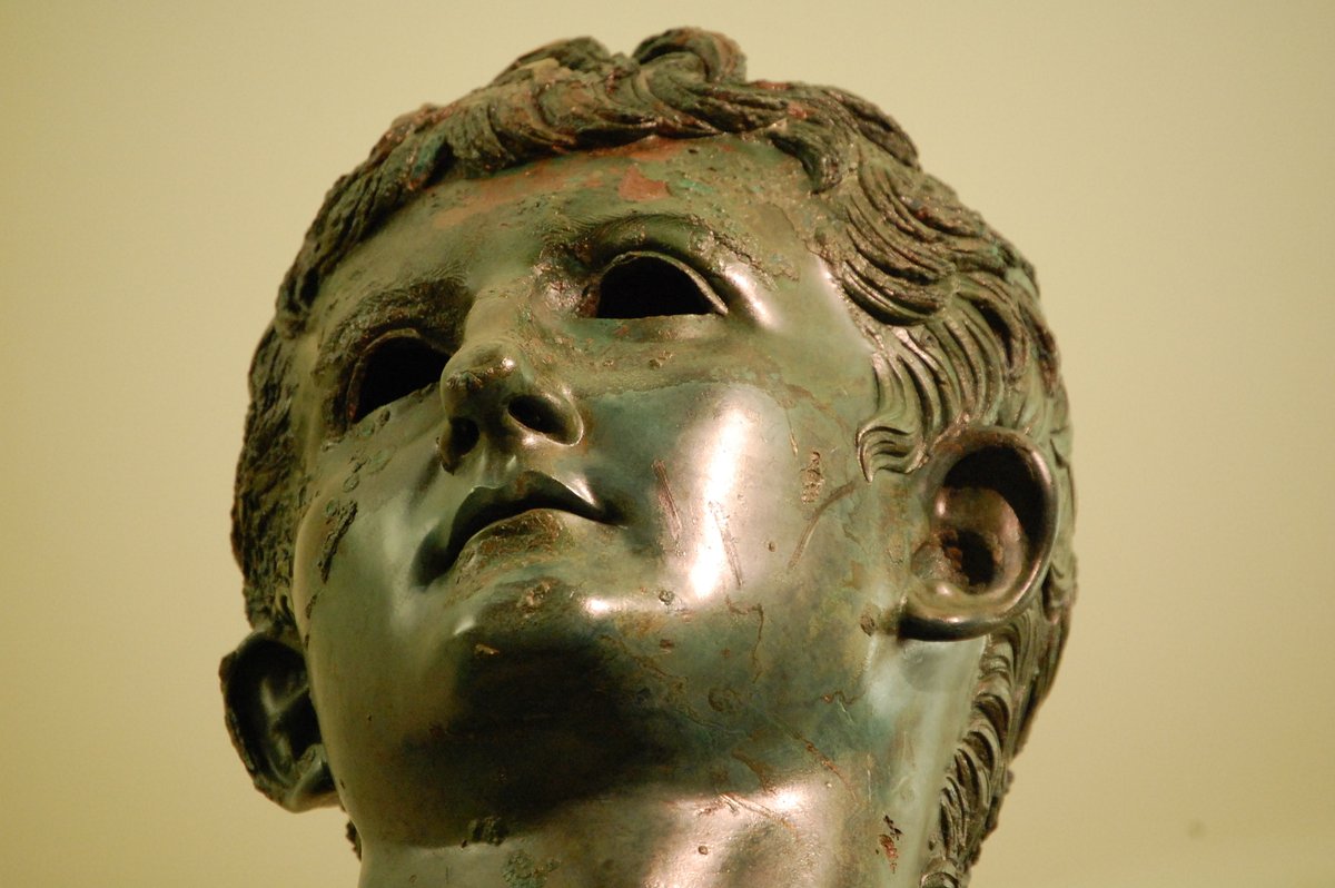 MuseiAmelia's tweet photo. 3 agosto 1963
#Amelia: scavo bloccato per rinvenimento eccezionale!
Pezzi di una statua bronzea sono riaffiorati dalla terra fuori delle mura ciclopiche.
Riemerge dopo secoli la testa del Generale romano #Germanico!
Oggi ricorre il 61° anniversario dalla scoperta!
@SistemaMuseo https://t.co/hO9ByRkktV