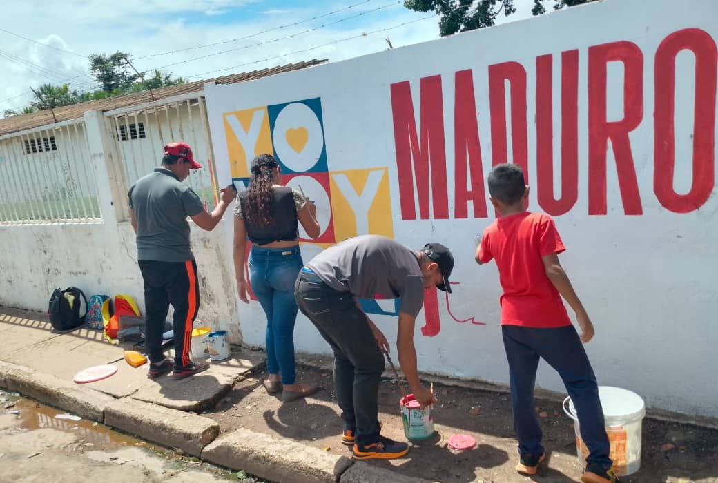 #AmiGalloVoy porque rechazamos la violencia, abrazamos la paz
<a href="/NicolasMaduro/">Nicolás Maduro</a> <a href="/GabrielasJr/">Gabriela Jiménez</a> <a href="/Larosainfove/">LaRosaInfoVE</a> <a href="/infocentroOce/">Infocentro_Vzla3</a> <a href="/BrigadasCHCH/">Brigadas comunicacionales Hugo Chávez</a>