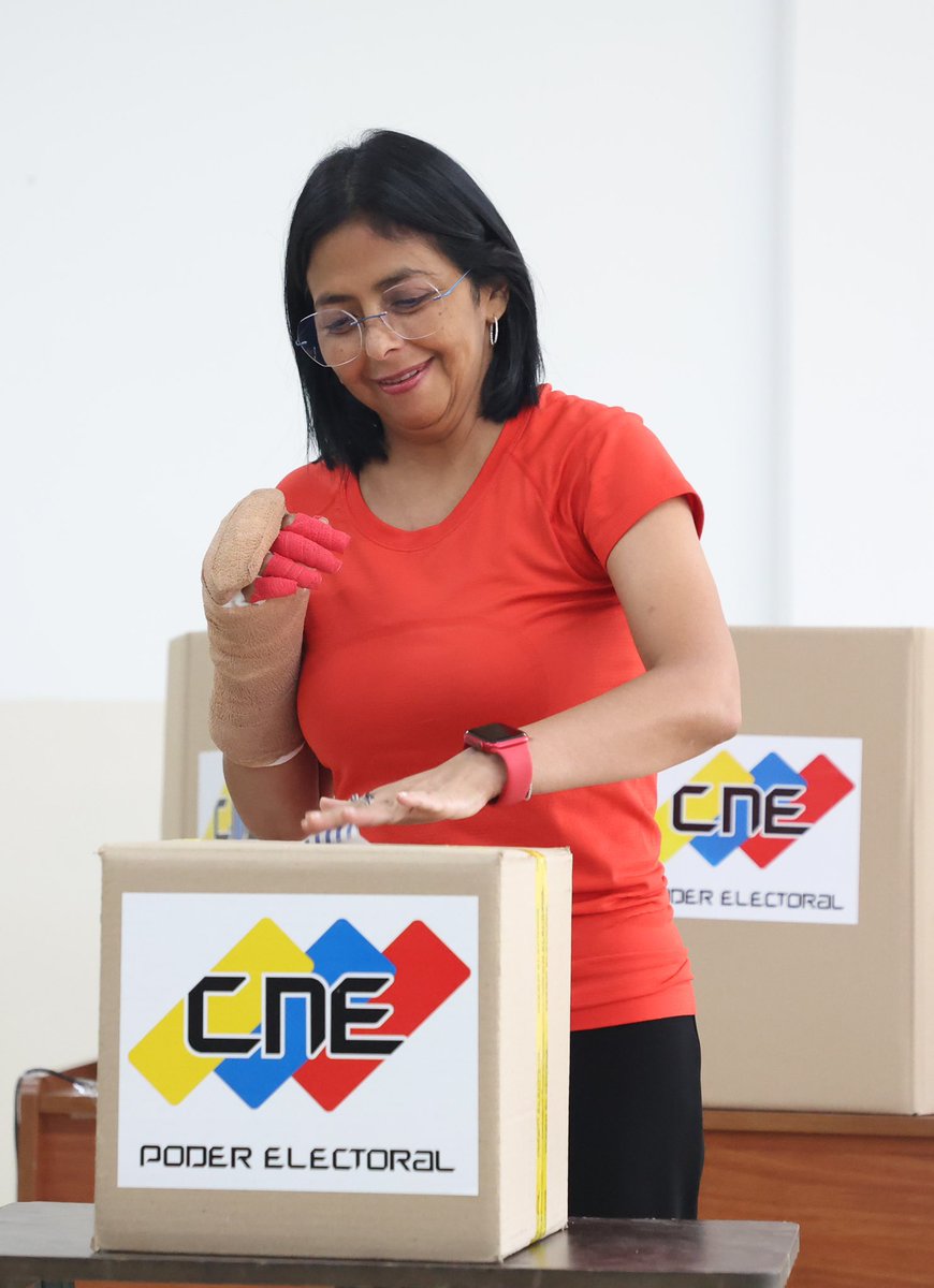 #HaceMinutos | Vicepdta. Ejecutiva, <a href="/delcyrodriguezv/">Delcy Rodríguez</a>, tras ejercer este #28Jul su derecho al voto: “Fácil, rápido, en el mejor sistema electoral del mundo; transparente, confiable y seguro". 

#VotaPorLaPaz2024
