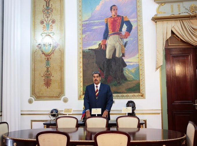 Nuestra patria Venezuela es digna de un desarrollo económico sin desigualdades ni presiones que afecten su democracia, por eso y mucho más #AmiGalloVoy
<a href="/NicolasMaduro/">Nicolás Maduro</a> <a href="/GabrielasJr/">Gabriela Jiménez</a> <a href="/Larosainfove/">LaRosaInfoVE</a> <a href="/infocentroOce/">Infocentro_Vzla3</a> <a href="/BrigadasCHCH/">Brigadas comunicacionales Hugo Chávez</a>