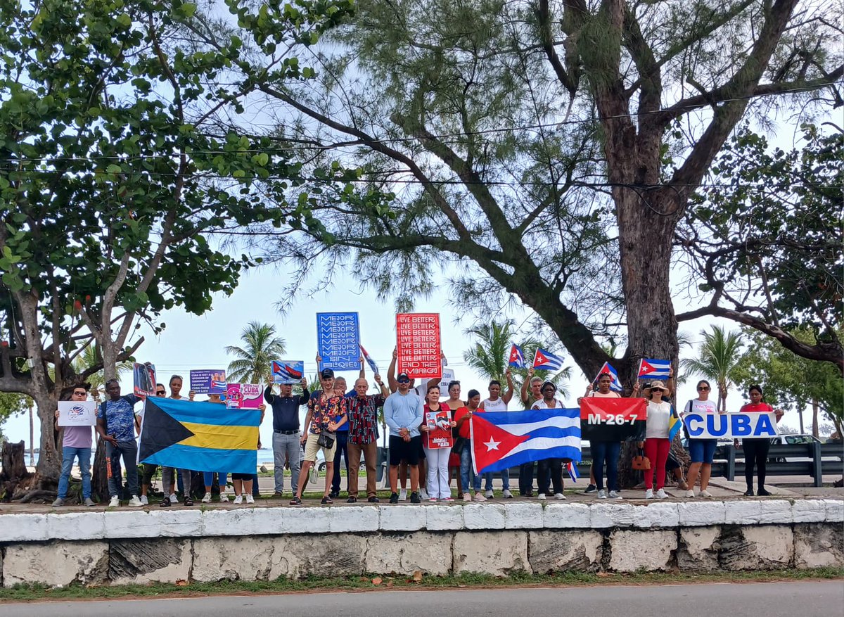 NacionyEmig's tweet photo. Como es habitual cada último domingo del mes, amigos solidarios y connacionales residentes en Bahamas 🇧🇸 se dan cita para exigir al gobierno estadounidense el fin del #BloqueoGenocida impuesto contra el pueblo cubano.

#JuntosXCuba 🇨🇺 https://t.co/au3JRhBhAu