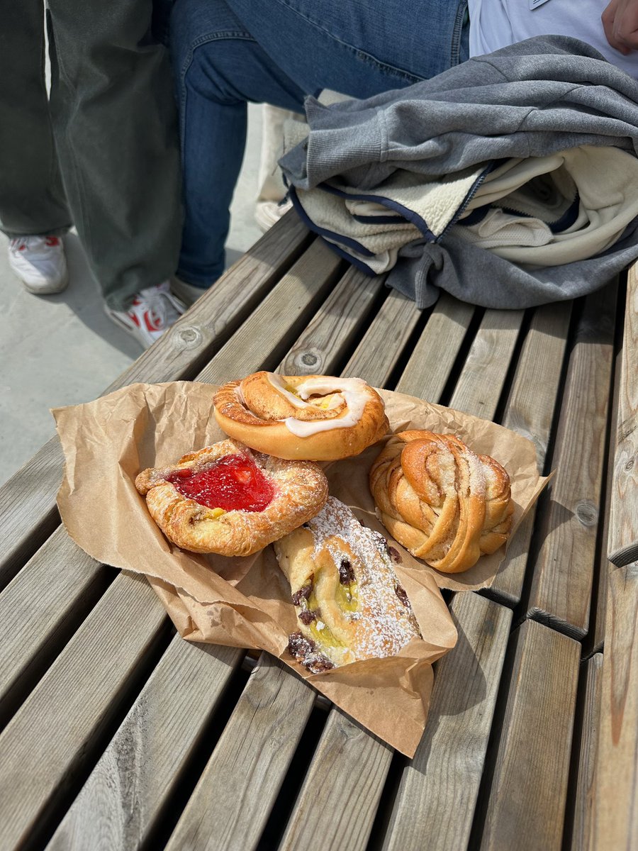 Het is zondag en dus ging je favoriete koffiekoekenconnaisseur naar Denemarken 🇩🇰 en Noorwegen 🇳🇴 om er te proeven van de lokale koffiekoekencultuur 🥐