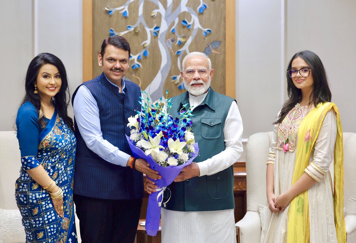 Dev_Fadnavis's tweet photo. मा. प्रधानमंत्री नरेंद्र मोदीजी का आशीर्वाद सदा महाराष्ट्र के साथ रहा है और रहेगा ।
उनके साथ मुलाकात कर हर बार एक नई ऊर्जा मिलती है, उनका मार्गदर्शन प्राप्त होता है ।
आज सपरिवार मा. प्रधानमंत्री नरेंद्र मोदीजी से सदिच्छा भेट करने का अवसर प्राप्त हुआ । पत्नी अमृता और बेटी दिविजा साथ थी। अपना बहुमूल्य समय देने के लिए मा. प्रधानमंत्री जी का बहुत बहुत आभार ! 
@narendramodi @PMOIndia 
@fadnavis_amruta 
#Maharashtra