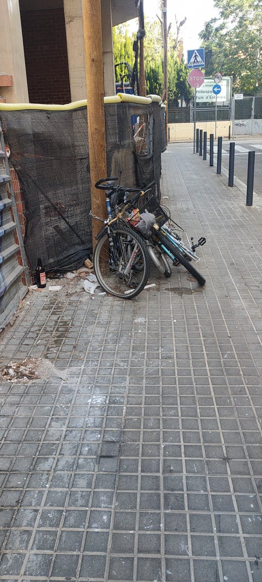 VHanna86808623's tweet photo. Alguien ve el hilo rojo?
@DavidQuirosLH @PSCLH herencia @nuriamarinlh 
Porque yo veo la misma suciedad el mismo incivismo y la misma dejadez del @LHAjuntament de SIEMPRE.. https://t.co/V9VqnfPp0b