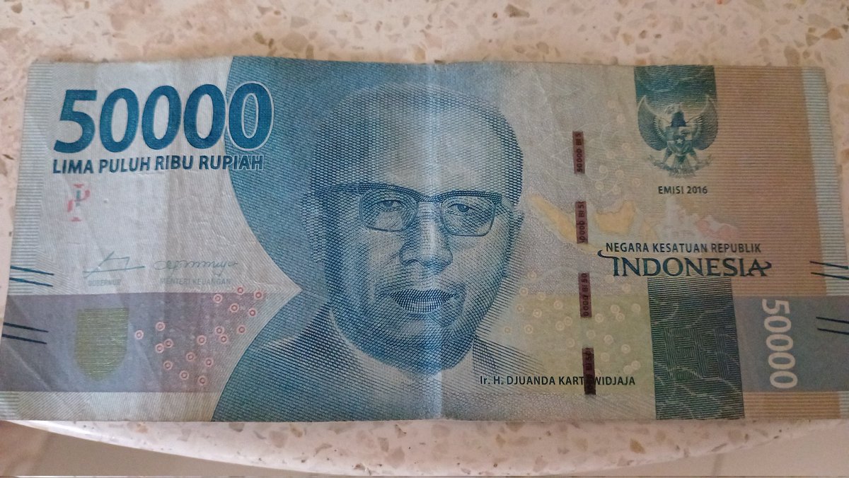aescarzello's tweet photo. @CarlosMaslaton Carlos, por que motivo aparece en el billete de 50.000 rupias falsificadas por el banco central de indonesia? O están usando tu imagen sin oblar los derechos de imagen correspondientes? Sigo atentamente los acontecimientos. https://t.co/wfsuhEE35D