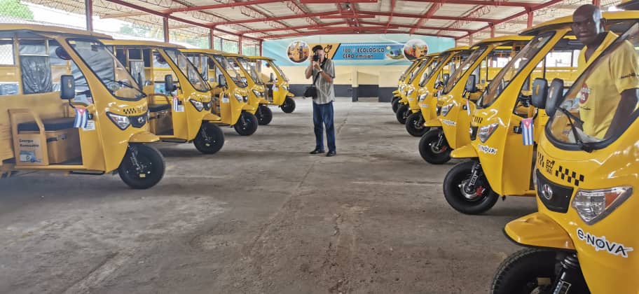 yoeaberob1's tweet photo. Ya ruedan en #Guantánamo 20 triciclos eléctricos que prestan servicios de transportación de pasajeros. El pueblo aceptará con mucho agrado esta opción, aperturada en el marco de la celebración del 26 de julio.
#71Moncada
#LaHistoriaPorAsalto 
#JuntosPodemosMás 
@DiazCanelB https://t.co/VFQvSD568C