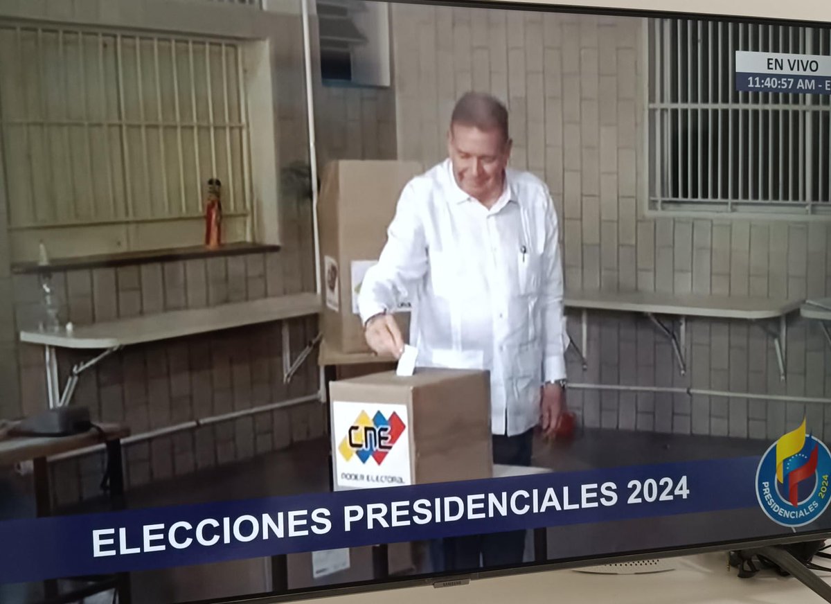 pjespana's tweet photo. 🗳️ Desde temprano en la jornada electoral, @EdmundoGU, candidato de la Unidad, ejerció su derecho al voto. Hoy, millones de venezolanos dentro y fuera del país se unen para decidir el futuro de Venezuela. ¡Juntos, #VamosaGanar! 🇻🇪✨ https://t.co/jbd5r0LPv4