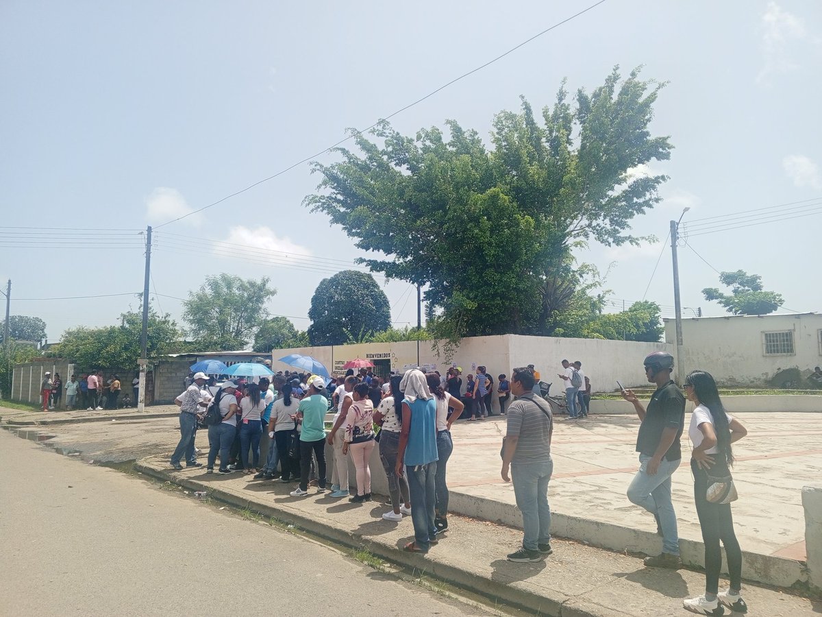 Continúan las largas colas en los diferentes centros electorales del Municipio Páez en apoyo al presidente <a href="/NicolasMaduro/">Nicolás Maduro</a>
#VotaPorLaPaz2024
#RegaloParaChávez