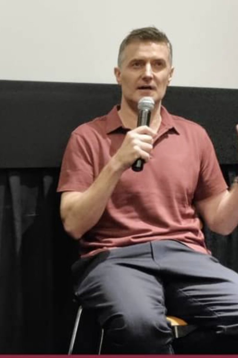 OK but <a href="/RCArmitage/">Richard Armitage</a> is rocking the Serious Suburban Dobbs-Dad vibes with his latest look!  🔥🤩
📸: @LouK13020273