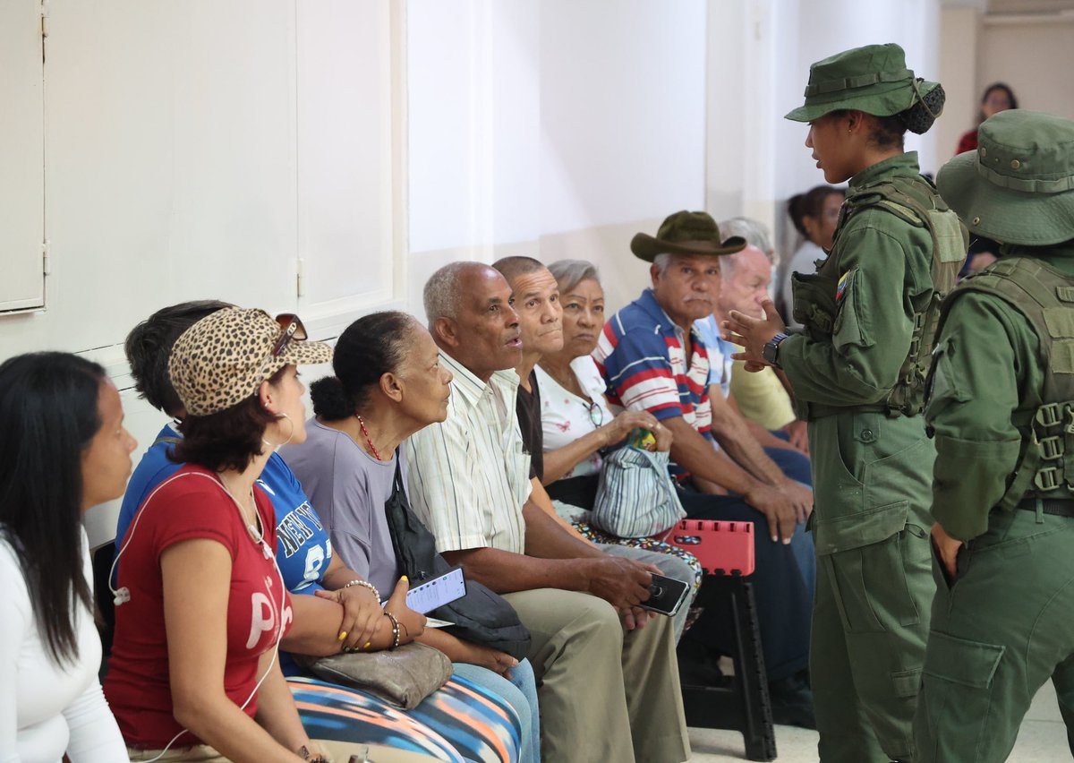 #LoDojo || Vicepresidenta Ejecutiva, <a href="/delcyrodriguezv/">Delcy Rodríguez</a>, tras ejercer su derecho al voto: conversamos con los votantes que están en las colas y están entusiasmados. Están desde muy temprano acá. Hoy es un día de fiesta nacional, porque es una fiesta por la democracia.

#28Jul