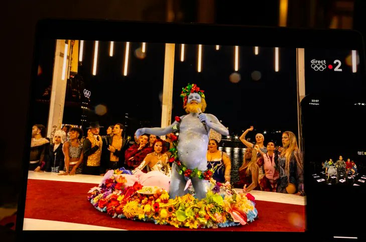 La cérémonie d'ouverture des JO a multiplié les effets de surprise, de dérision, de provocation. Le message était très politique, en faveur de l'inclusion. Mais des chrétiens se sont sentis méprisés. Dommage. Mon édito dans <a href="/LaCroix/">La Croix</a> =&gt;  la-croix.com/a-vif/jo-2024-… #Paris2024