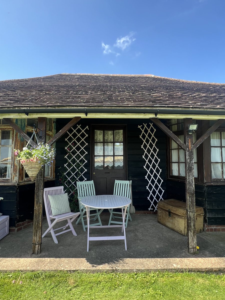 Fancy a #glutenfree sandwich, with possibly some of THE best views? The Secret Garden is found somewhere above Exeter, with a selection of cake to have with your sandwich.
#Devon #glutenfreefood