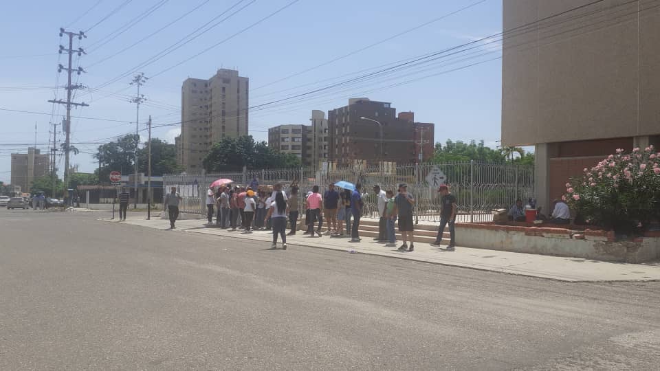 #28Julio Por problemas técnicos paralizada Mesa 5 del centro de votación Colegio La Epifanía, Parroq. Chiquinquirá #Maracaibo, más de 3 horas y no se ha querido pasar a manual, por interferencia del coordinador del centro. Los electores permanecen en cola en pleno sol #Zulia