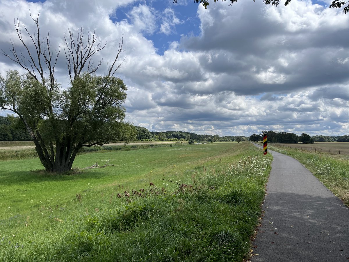 pneumannberlin's tweet image. Selten eine so schöne Radroute gefahren wie den #Oder-#Neiße-Radweg die Neiße entlang zwischen Bad Muskau und #Forst (Lausitz). @TMB_Presse @BUNDBrandenburg