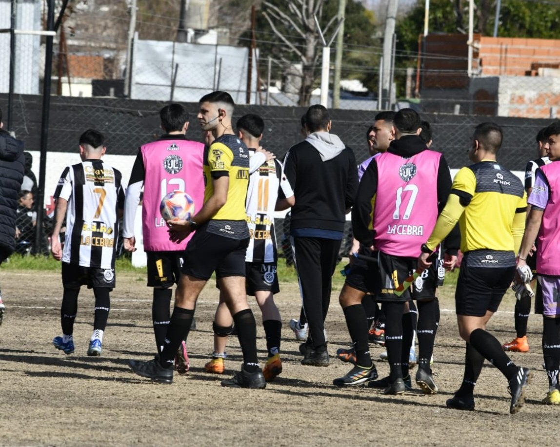 #PromocionalAmateur

#Estrella 0-0 Náutico Hacoaj

El equipo conducido por Diego Herner no pudo en su primer partido de local e igualó 0-0 ante los de Tigre. Emir Cejas se fue expulsado en la Cebra.