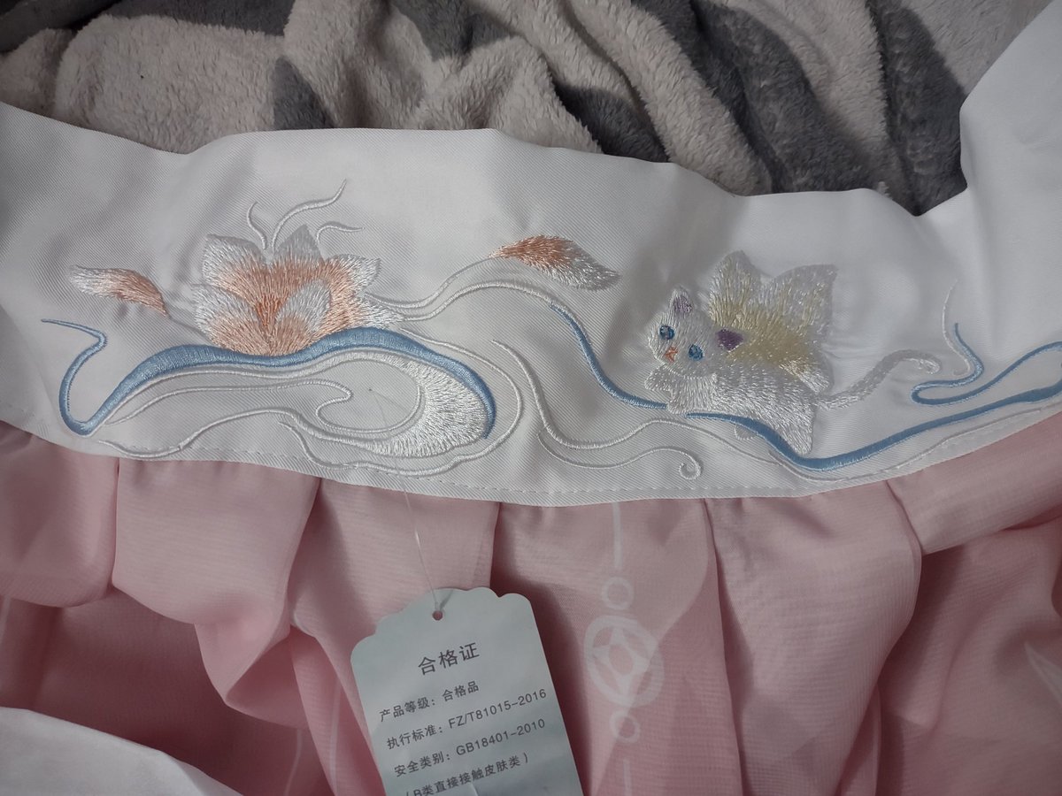 LucklessPrince's tweet image. ☁️ totally forgot to share this-

I went on a trip with some friends last week and we found a store that was selling Hanfu and I impulse bought one.

This lovely tang dynasty style hanfu has little cat fairies on it 🥺