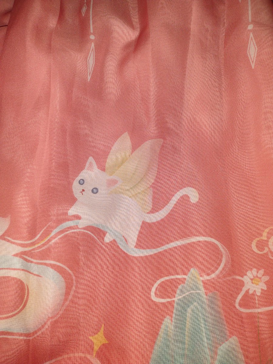 LucklessPrince's tweet image. ☁️ totally forgot to share this-

I went on a trip with some friends last week and we found a store that was selling Hanfu and I impulse bought one.

This lovely tang dynasty style hanfu has little cat fairies on it 🥺