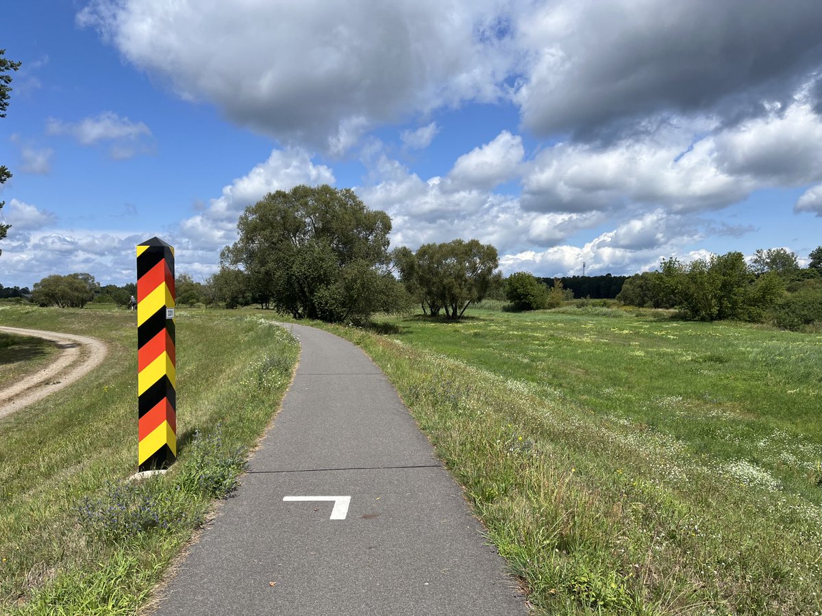 pneumannberlin's tweet image. Selten eine so schöne Radroute gefahren wie den #Oder-#Neiße-Radweg die Neiße entlang zwischen Bad Muskau und #Forst (Lausitz). @TMB_Presse @BUNDBrandenburg