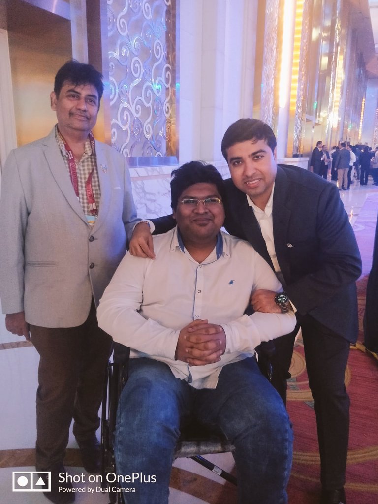 Glad to meet the brilliant &amp; genius stock market analyst <a href="/tapariachandan/">Chandan Taparia, CMT, CFTe</a> at <a href="/MotilalOswalLtd/">Motilal Oswal Financial Services Ltd</a> event #MOBIC.
Chandan sir was really kind to give me a hug &amp; bless me even though he had lots of fans waiting for him!