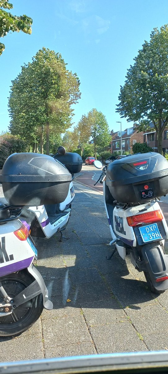 gjbvld's tweet photo. Het "uitzicht" vanuit de Sportlaan naar de Verkadesingel. Doe iets aan deze waanzin @VolgVlaardingen, @POL_Rotterdam! Ik heb het nog niet over mensen in een rolstoel, achter een rollator. Je kan er over de stoep niet langs! https://t.co/9ajrVF3i2A
