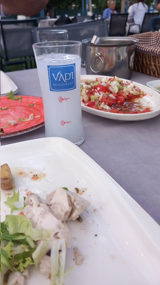 Belki çocukluğumuzu kaybettik ama , insanlığımız yerinde duruyor, çok şükür...💙