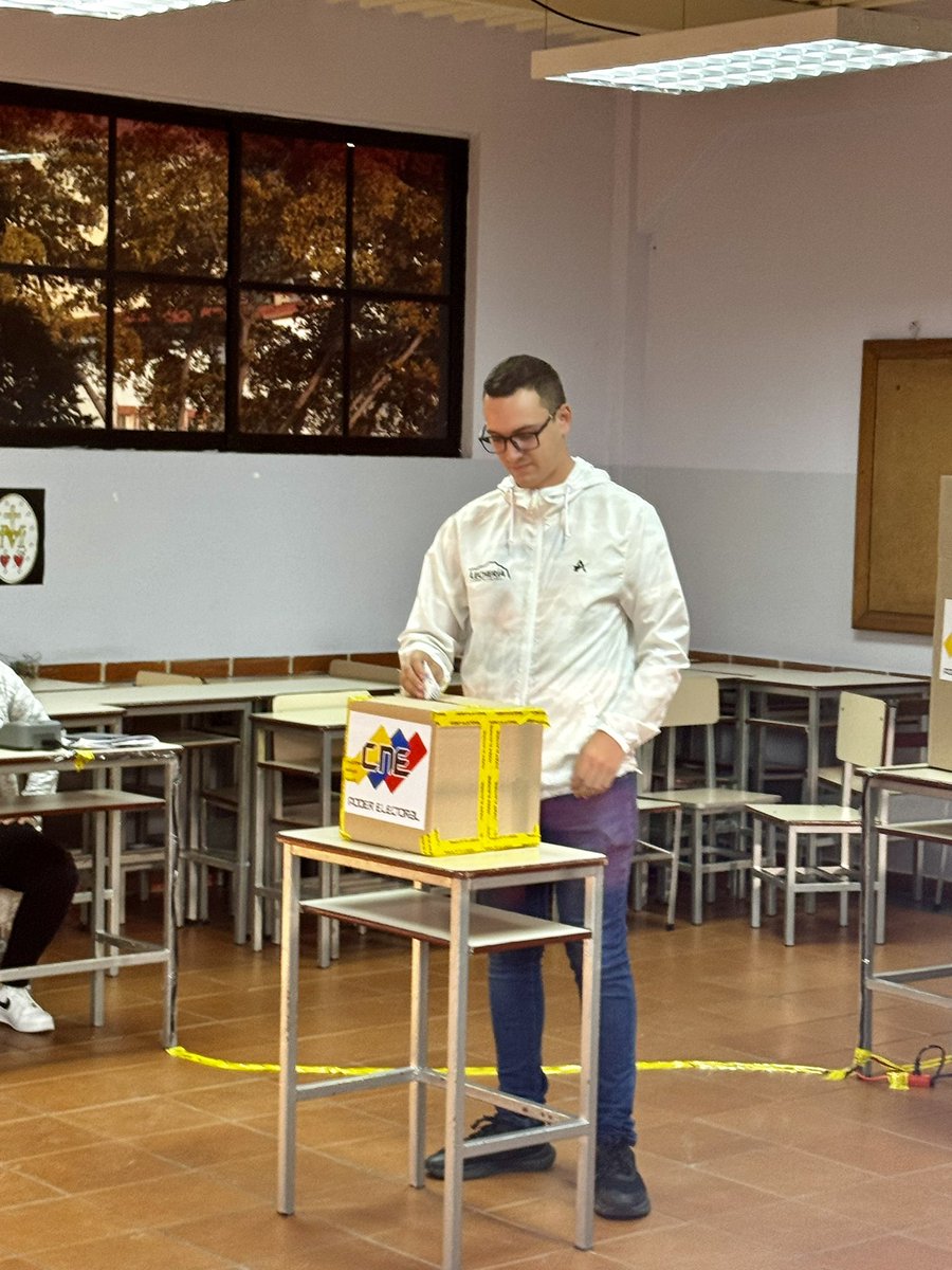 JorgeFerrer01's tweet photo. Nuestro compromiso con Venezuela sigue intacto 🇻🇪

Todavía estás a tiempo de salir y ejercer tu derecho como Venezolano; no dejes que otro elija por ti.

#Presidenciales2024 https://t.co/CT6sXTLYt4