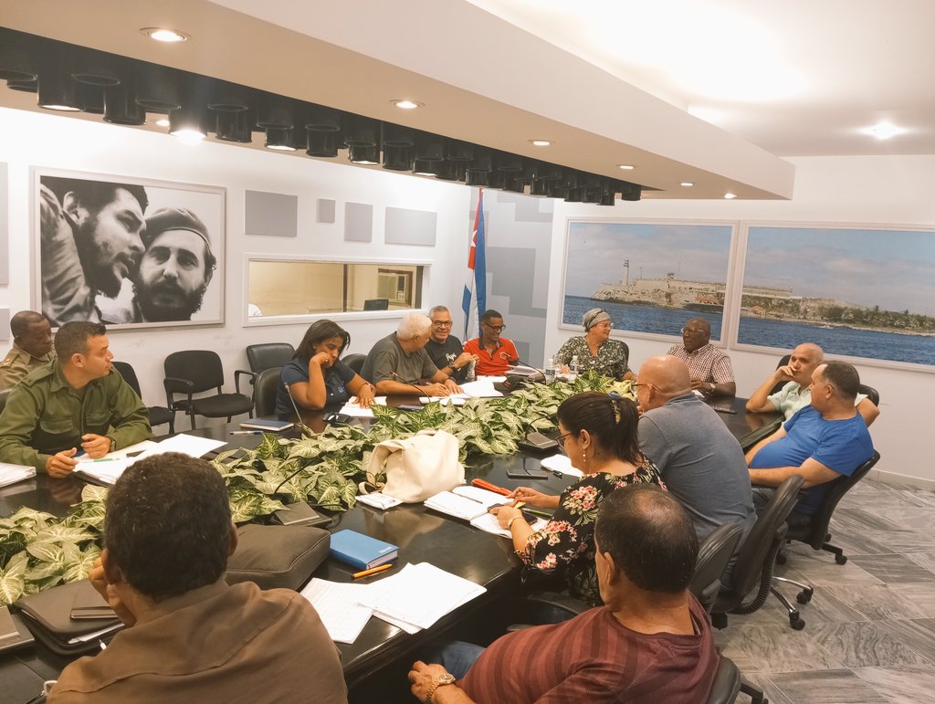 AlfredoVzquezP's tweet photo. Con la presencia del Vice Presidente de la República 🇨🇺 Salvador Valdés Mesa se chequean este domingo la atención a las principales tareas que se enfrentan diariamente en #LaHabanaDeTodos para satisfacer necesidades de la población #EnModoVictoria #LaHabanaViveEnMí #CtcLaHabana https://t.co/R53wX1dSy1
