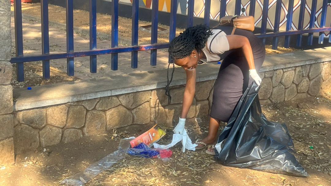 ShokoTonderai's tweet photo. #DAY 2057 Well done #doitforthekids #DIFTK @doit4thekidz_
For the amazing work you did this afternoon around the city hall !!!
it does not take much to make a difference let's #KeepBulawayoClean @terrynesu @sarahcronje @DavidColtart @MandipaMasuku https://t.co/zM9it3OCTj