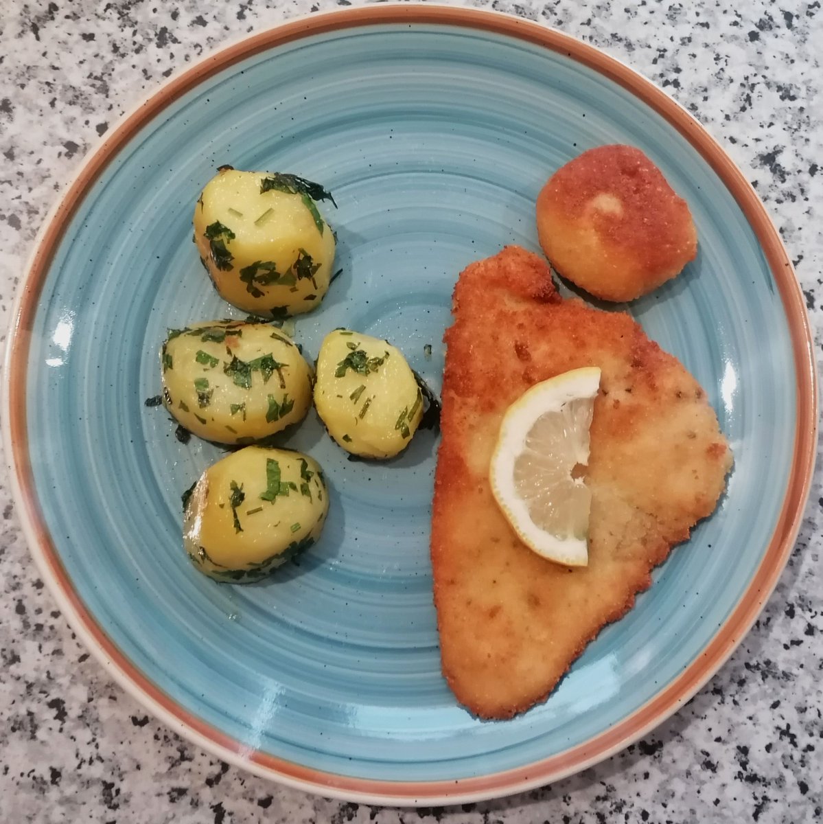 MikeKocht's tweet image. Sonntags #Twooking klassisch und doch wieder nicht: Paniertes #Schnitzel
Aber nicht vom Kalb sondern vom Huhn, dafür mit Parmesan in der Panierung
Dazu Petersil-Erdäpfel (-Kartoffel) und 2erlei Salat (grün und rot)

mikekocht.at/2024/07/28/sch…